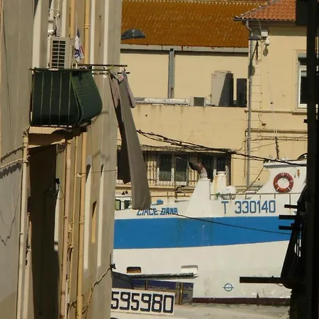 דירה Dans Un Quartier Typique De *